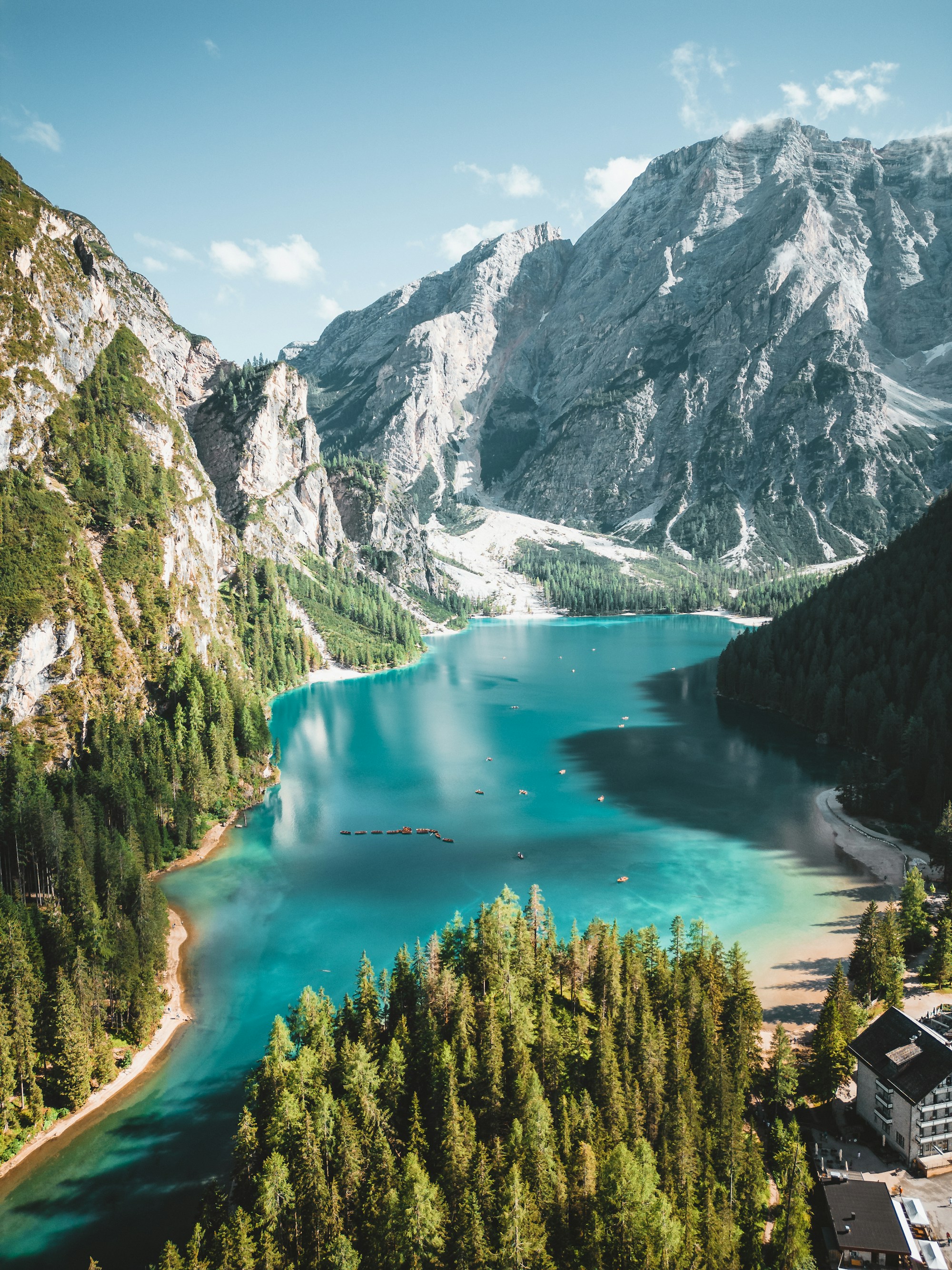 Der Pragser Wildsee, umgeben von Wäldern und den Dolomiten